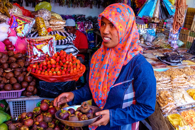 A lady bargaining with us about price of fruit