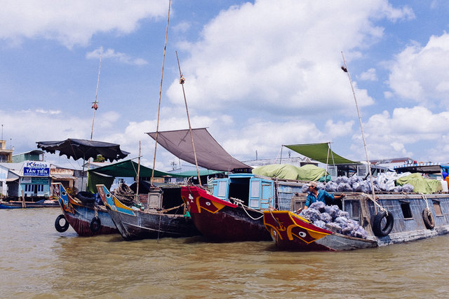 A floating market with all different kind of goods