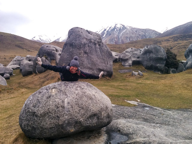 Bara as an airplane on the boulder