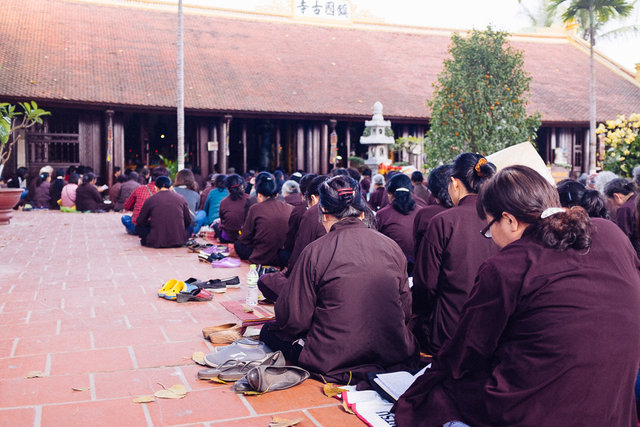Gathering at Tran Quoc Pagoda during the prayer