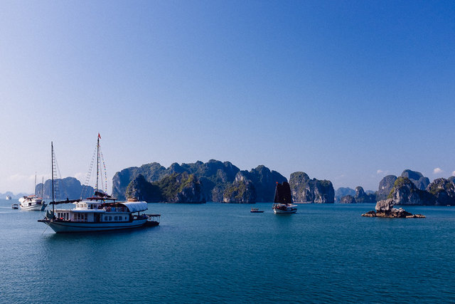 A busy spot near Thien Canh Son cave