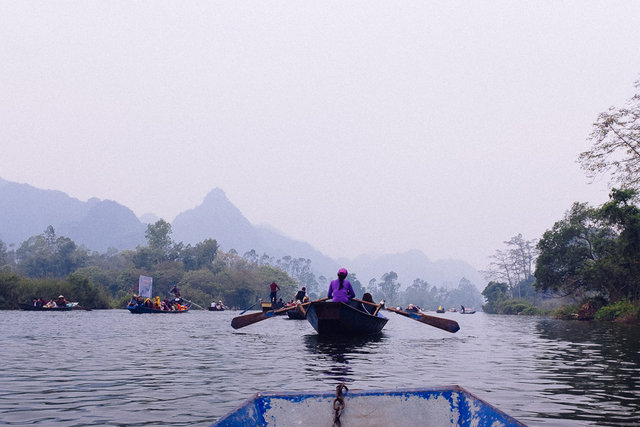 On the way to the Perfume Pagoda 